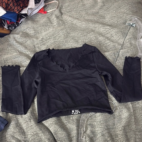 Black Long Sleeve Scalloped Top - Picture 2 of 5